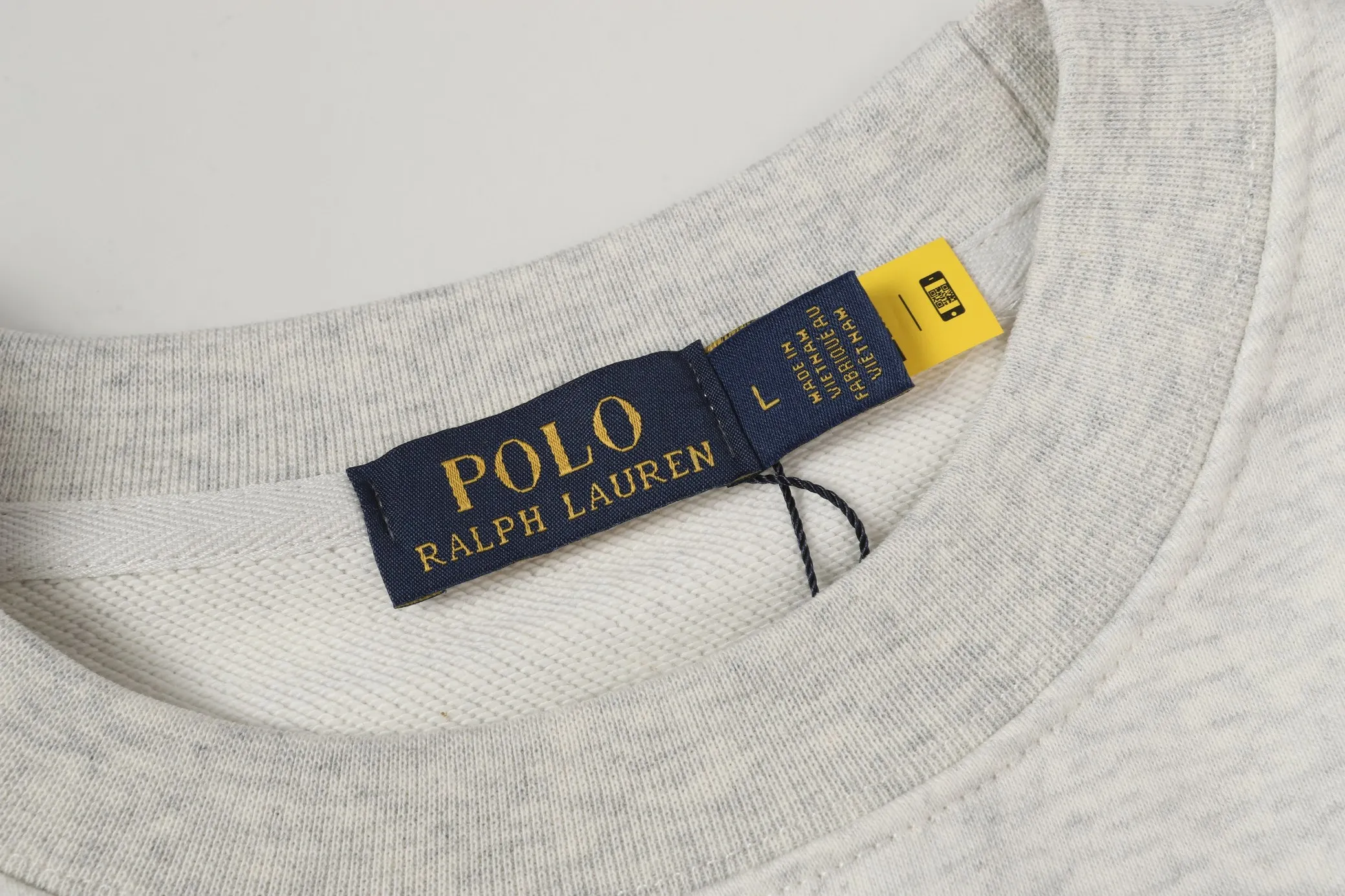 P200 Long-term stock] RalphLauren/Ralph Lauren 2025 autumn and winter new bear letter print 420g heavy large terry sweatshirt Ralph Lauren's age-reducing item, the coat fabric is made of 85% cotton ➕15% polyester, which not only retains the softness, comfort and breathability of cotton, but also adds the wear resistance and wrinkle resistance of polyester fiber, making the clothes more durable and easy to care for. Even in slightly cooler weather, you won't feel stuffy when wearing it. This kind of fabric has a natural crisp feel and is not easy to pill or deform. The bear on the chest is printed with English letters. It is full of color, full of three-dimensionality, and lifelike, adding a bit of liveliness and interest to the whole sweatshirt. There is no pressure to dress, regardless of age or gender. Complete accessories! Color: black, white, navy blue, light floral gray Size: M-L-XL-XXL